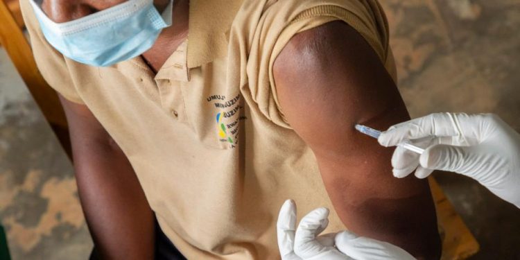 Oxfam: AB Afrika'ya bağışladığından fazla aşıyı çöpe atıyor