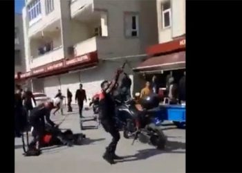 Polis 'Dur' ihtarına uymadığı gerekçesiyle 3 kişiyi darp ettiği iddiası