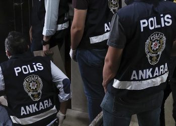 Polis kolejinden ihraç 18 öğrenciye ‘okuldan sonra da görüştüler’ gözaltısı