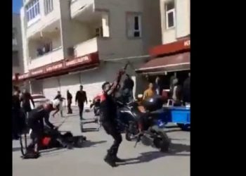 Polis, ‘dur’ ihtarına uymayan üç kişiyi darp etti