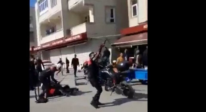 Polis, ‘dur’ ihtarına uymayan üç kişiyi darp etti