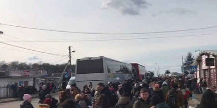 Polonya sınırındaki Türklerin bekleyişi sürüyor