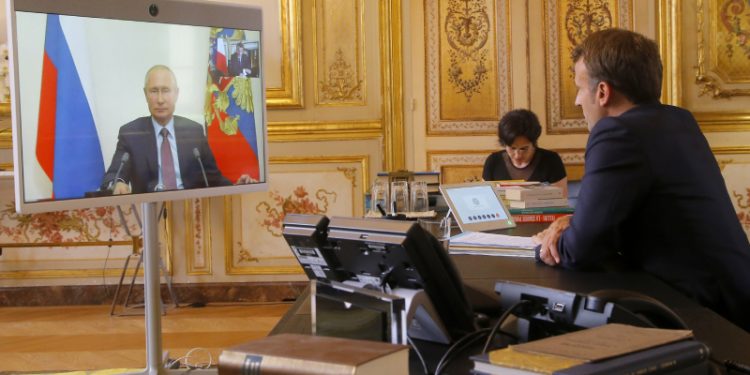 Putin ile Macron, yaklaşık 2 saatlik telefon görüşmesi gerçekleştirdi