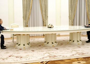 Putin ile Macron zirvesindeki uzun masanın nedeni PCR testi çıktı