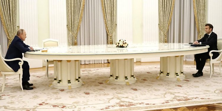 Putin ile Macron zirvesindeki uzun masanın nedeni PCR testi çıktı