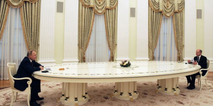 Putin ve Scholz ilk kez bir araya geldi