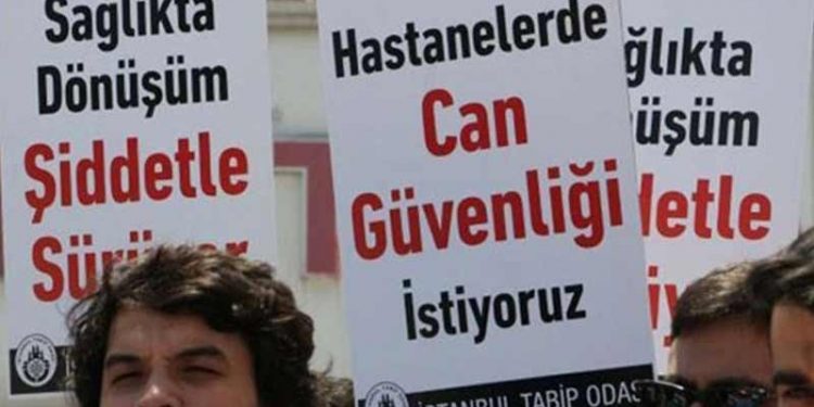 Raporsuz ilaç vermek istemeyen doktor, darp edildi