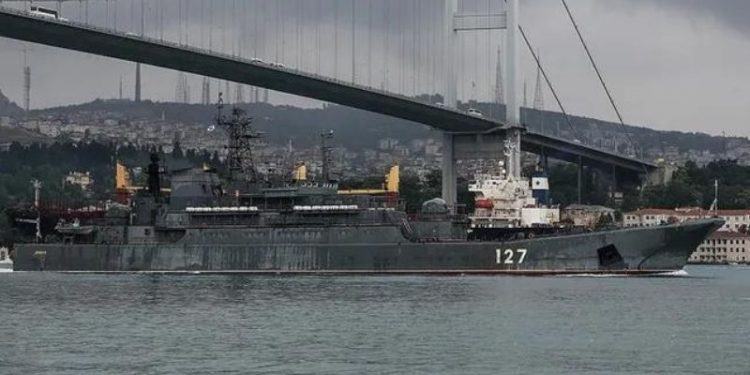 Reuters: En az dört Rus gemisi Boğaz geçişi için Ankara'nın kararını bekliyor