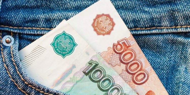 Ruble haftaya yüzde 30 değer kaybıyla başladı