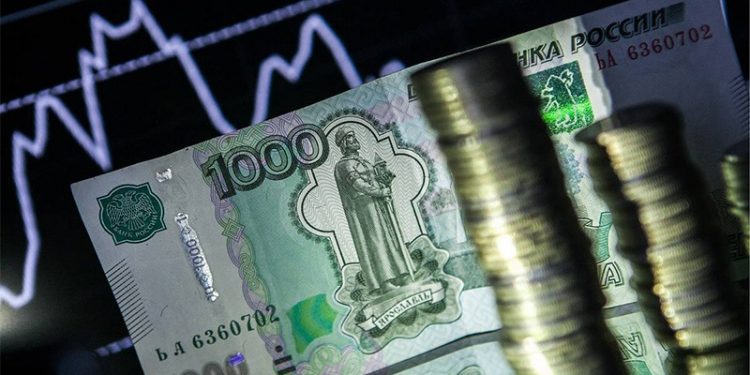 Ruble offshore işlemlerde çakıldı, Rusya Merkez Bankası'ndan faiz artışı geldi