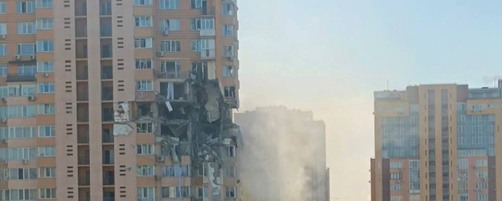 Rusya ordusu, Kiev'i abluka altına aldı; sivillerin yaşadığı bir apartmanı vurdu