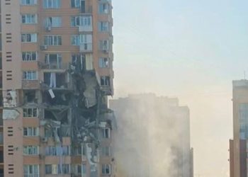 Rusya ordusu, Kiev'i abluka altına aldı; sivillerin yaşadığı bir apartmanı vurdu