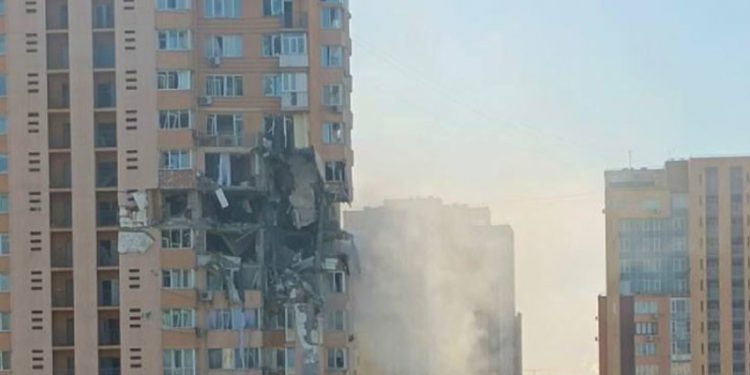 Rusya ordusu, Kiev'i abluka altına aldı; sivillerin yaşadığı bir apartmanı vurdu