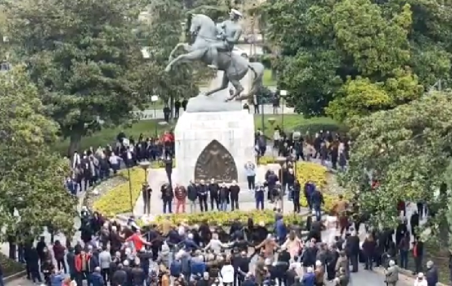 Samsun’daki Atatürk Anıtı’na saldırıya insan zincirli protesto!