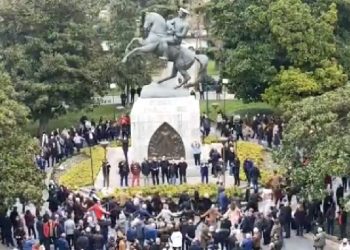 Samsun’daki Atatürk Anıtı’na saldırıya insan zincirli protesto!