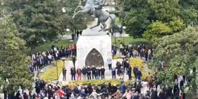 Samsun’daki Atatürk Anıtı’na saldırıya insan zincirli protesto!