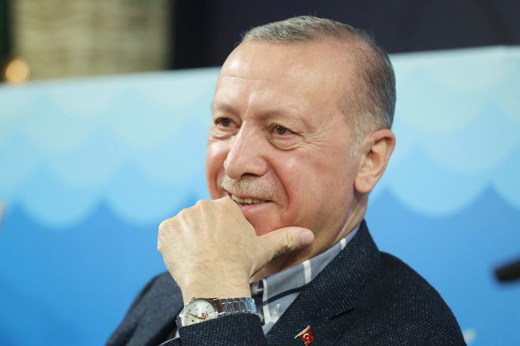 Saray menüsündeki ejder meyveli smoothie ile gündem olan Erdoğan gençlere nar-portakal suyu önerdi