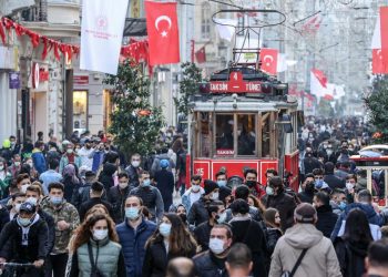 Sağlık Bakanı Koca: İstanbul'da günlük vaka sayıları 40 binden 20 binin altına indi