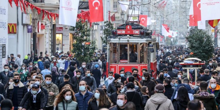 Sağlık Bakanı Koca: İstanbul'da günlük vaka sayıları 40 binden 20 binin altına indi