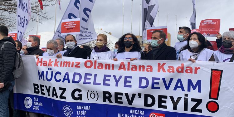 Sağlık çalışanları grevde: Van’da sekiz kişi gözaltına alındı