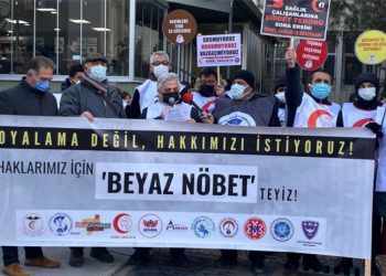 Sağlık çalışanları, 'yasal düzenleme' eylemini sürdürüyor