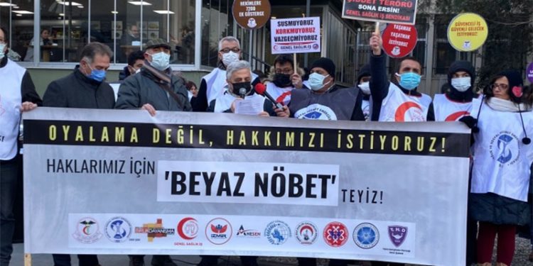 Sağlık çalışanları, 'yasal düzenleme' eylemini sürdürüyor