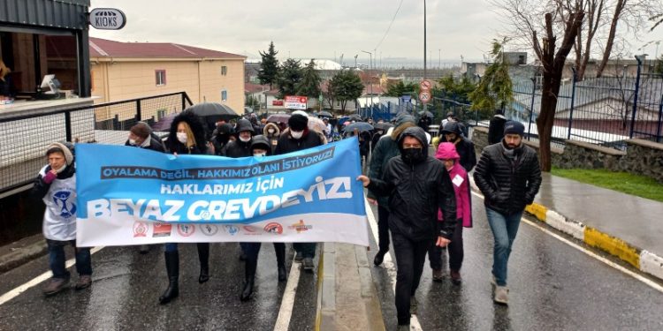 Sağlık çalışanları ülke genelinde 'beyaz grevde'