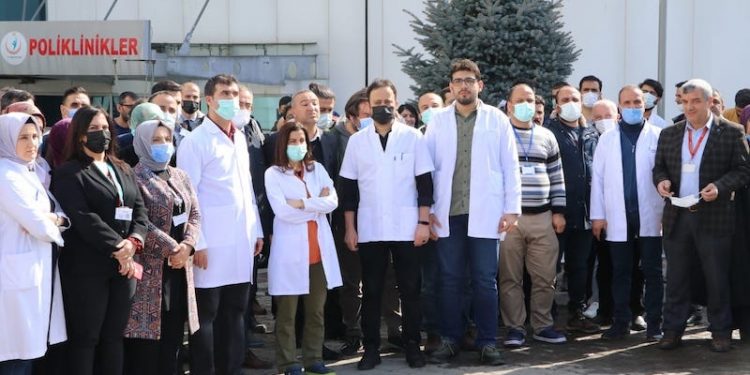 Sağlık çalışanlarına yönelik şiddet sürüyor: Bingöl’de bir doktor iki kişi tarafından darp edildi