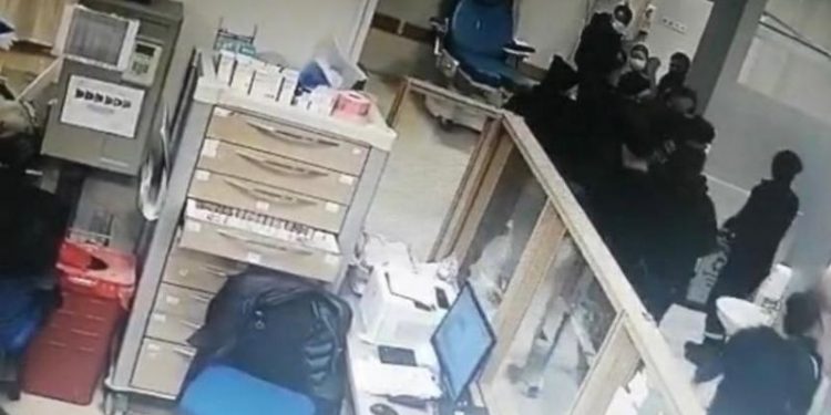 Sağlık çalışanlarını darp eden 2 hasta yakını tutuklandı