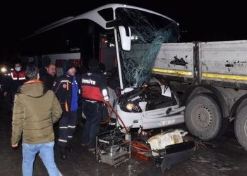 Sivas'ta yolcu otobüsü tıra çarptı: 1 ölü, 13 yaralı