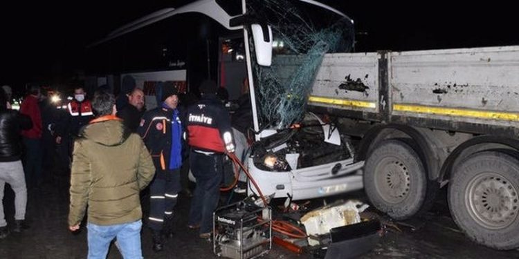 Sivas'ta yolcu otobüsü tıra çarptı: 1 ölü, 13 yaralı