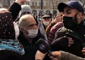 Sokak röportajında 'telefonunu çıkar' yerini elbiseye bırakınca yanıt geldi: Donla mı gezeyim