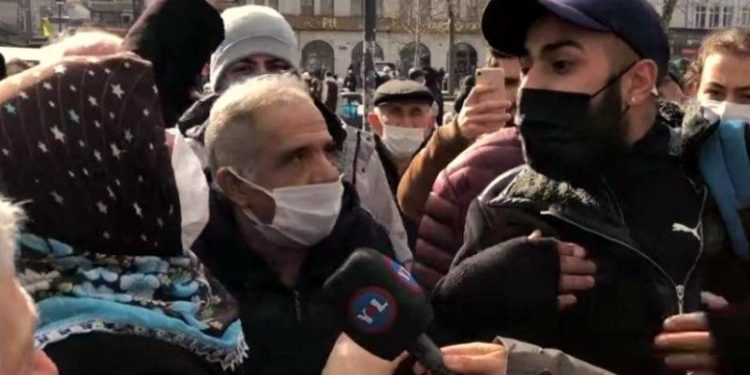 Sokak röportajında 'telefonunu çıkar' yerini elbiseye bırakınca yanıt geldi: Donla mı gezeyim