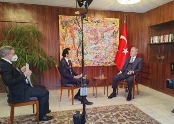 Sosyal medyada gündem oldu; Hulusi Akar’a ‘manuel promter’