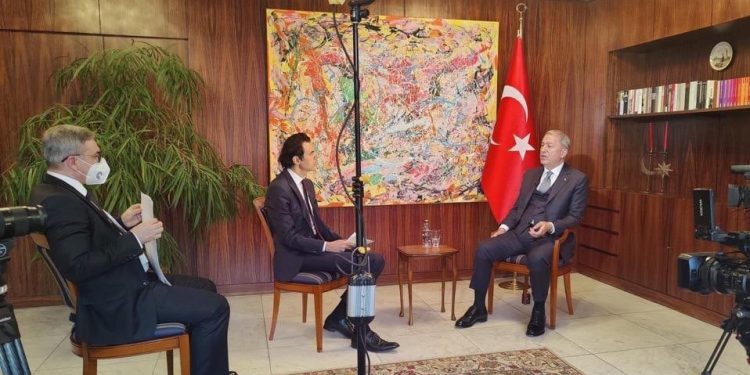 Sosyal medyada gündem oldu; Hulusi Akar’a ‘manuel promter’