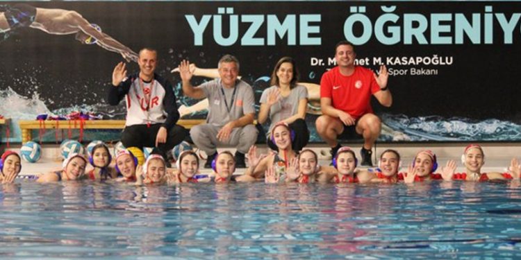 Sutopu Federasyonu tepkilerin ardından mayolu fotoğraf paylaştı