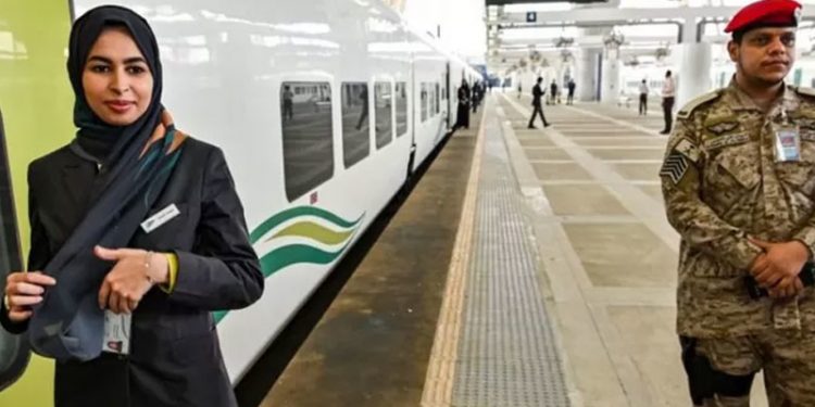 Suudi Arabistan'da kadın makinistler: 30 kadın tren sürücüsü olarak işe alınacak, 28 bin kadın başvurdu