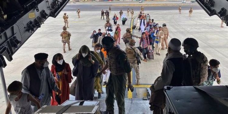 Taliban, Afganların tahliyesine izin vermeyeceğini duyurdu