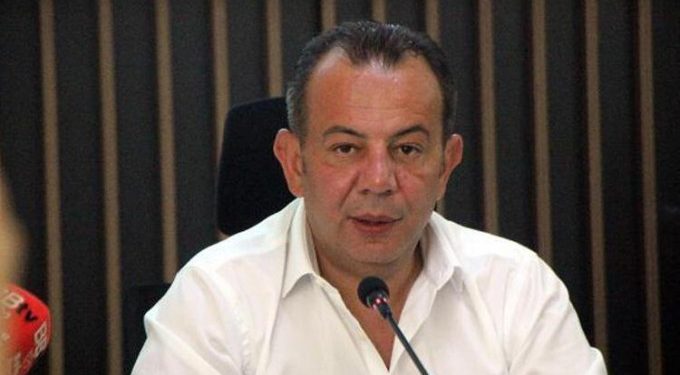 Tanju Özcan: Başını açan personele uyarı cezası verdim