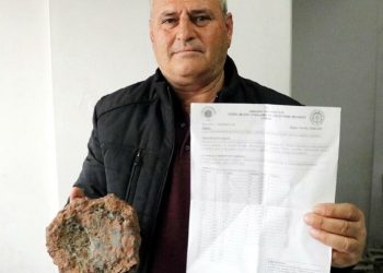 Tarlasında 120 bin dolar değerinde taş buldu