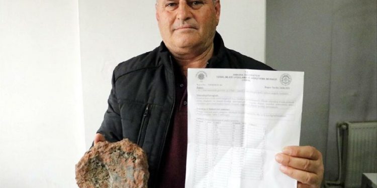 Tarlasında 120 bin dolar değerinde taş buldu