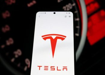 Tesla 817 bin aracını geri çağırıyor