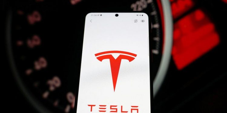 Tesla 817 bin aracını geri çağırıyor