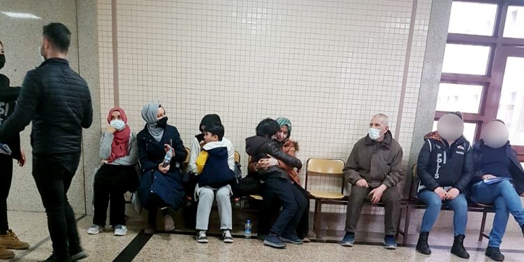 Tutuklama kararı sonrası anneler, evlatlarıyla böyle vedalaştı