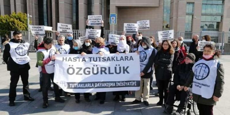Tutukluların aileleri İstanbul Adliyesi'nde: Hasta tutsaklar ölüme terk edilmesin