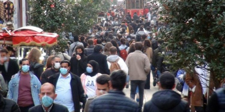 Türkiye'de günlük vaka sayısı 100 bini aştı