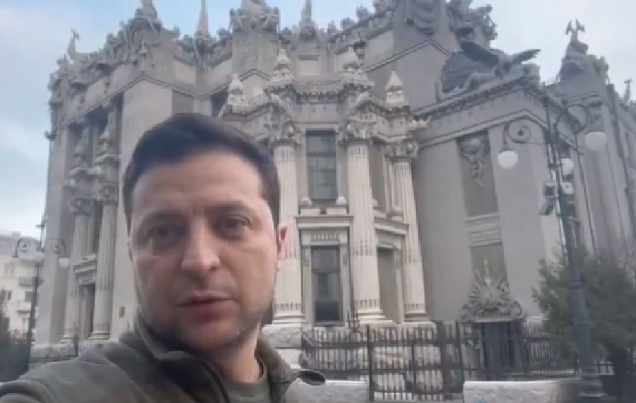 Ukrayna Devlet Başkanı Zelenskiy: Kiev’deyiz, ülkemizi savunuyoruz