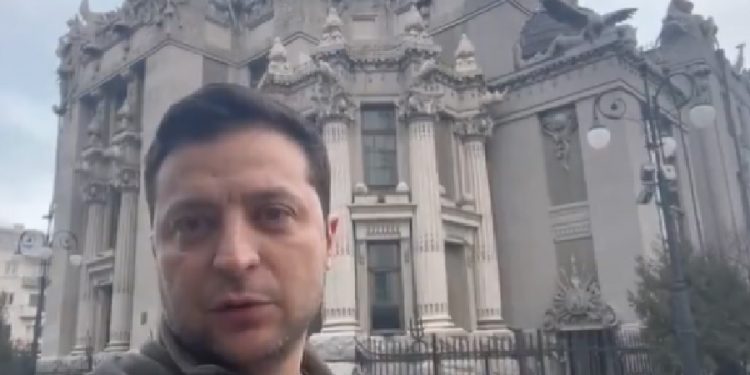 Ukrayna Devlet Başkanı Zelenskiy: Kiev’deyiz, ülkemizi savunuyoruz