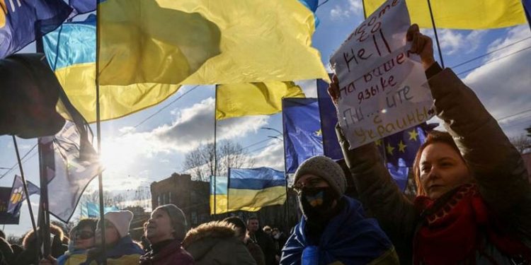 Ukrayna, Lugansk ve Donetsk dışında ülkenin tamamında OHAL kararı aldı