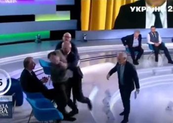 Ukrayna'da canlı yayınlanan 'İfade Özgürlüğü' programında gazeteci ile vekil tekme tokat kavga etti